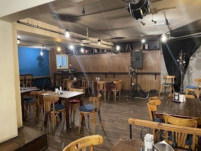 Room Art Space & Cafe - Garden City